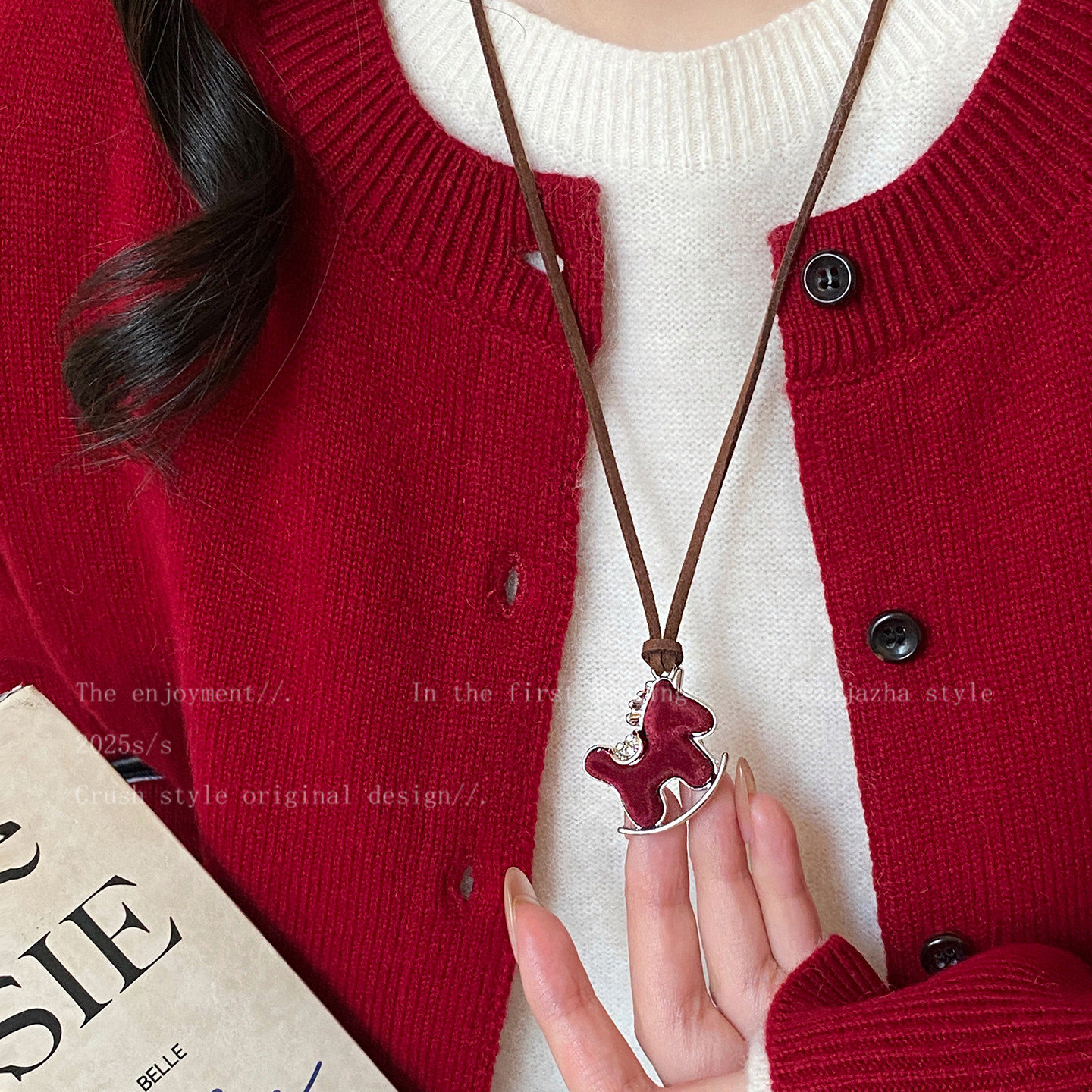 小马送福~红色丝绒本命年小马项链女款秋冬高级感毛衣链马年配饰,淘宝优惠券,粉丝福利购,淘宝优惠卷
