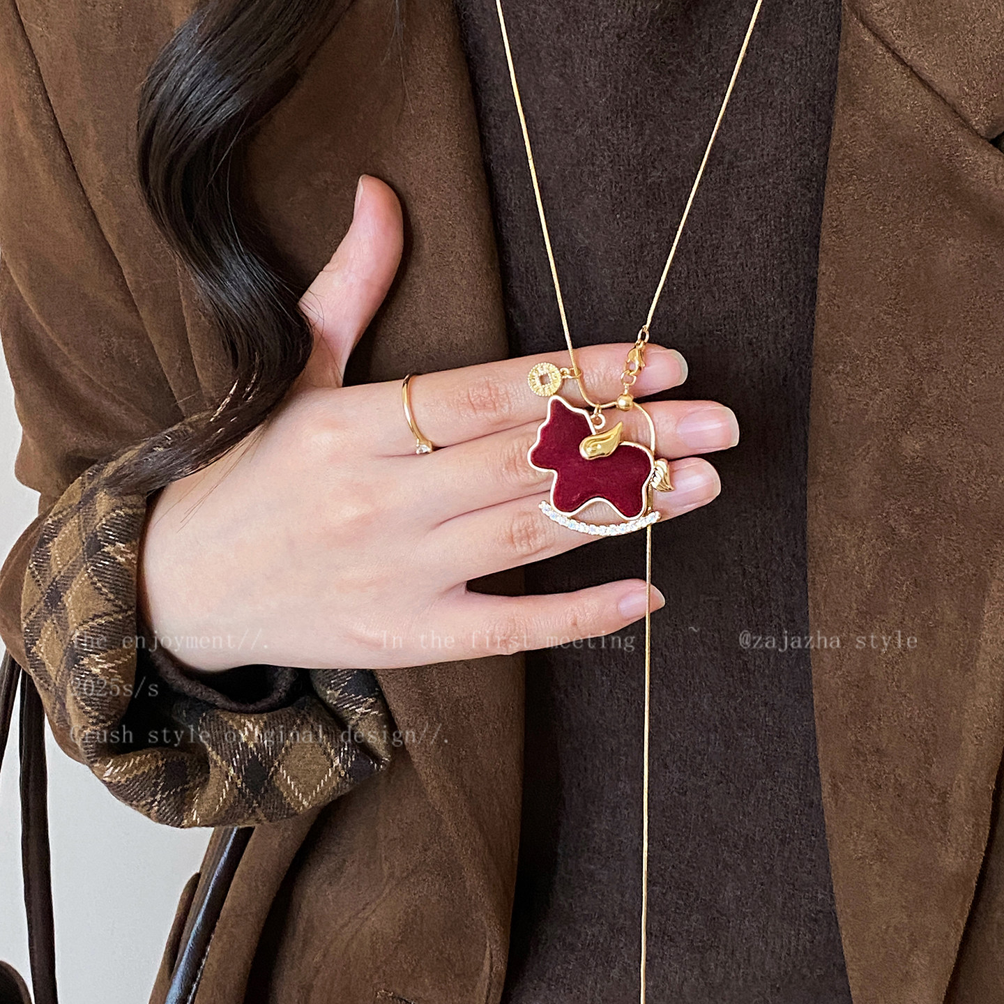 新年红色丝绒小马吊坠项链女秋冬本命年轻奢高级感毛衣链马年配饰,淘宝优惠券,粉丝福利购,淘宝优惠卷