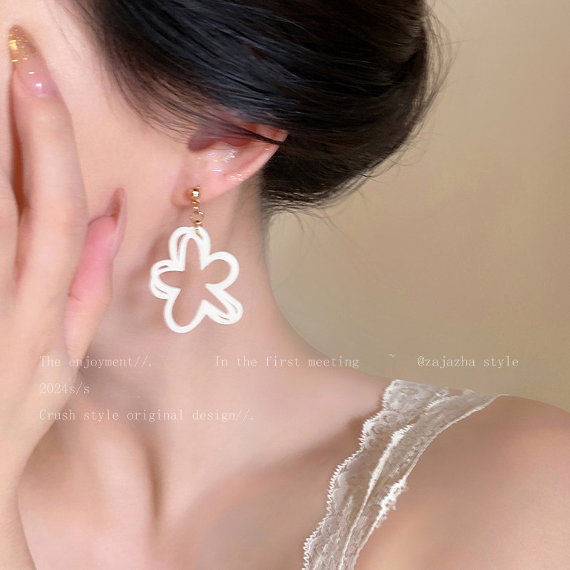 赵露思同款白色花朵耳钉女适合夏天耳环2025新款耳饰海边度假耳坠