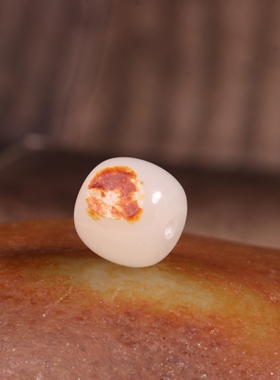 新疆和田玉籽料老型珠红沁皮手链