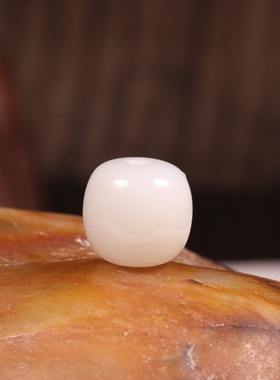 和田玉籽料红沁皮老型珠