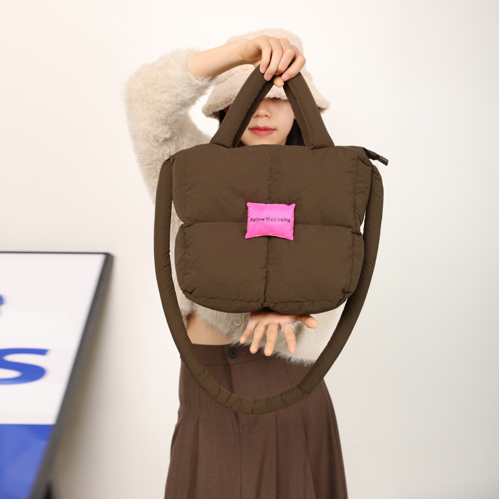 EHOOO秋冬包包小众设计棉服包包韩国松弛感手提包羽绒包包斜挎包,淘宝优惠券,粉丝福利购,淘宝优惠卷