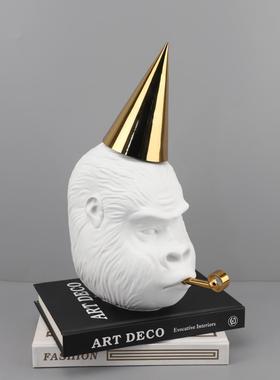 北欧创意吹卷哨猩猩动物雕塑摆件客厅玄关酒店桌面电视柜家居饰品