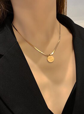 圆牌字母项链钛钢不掉色轻奢小众吊坠气质欧美风短款锁骨链配饰女