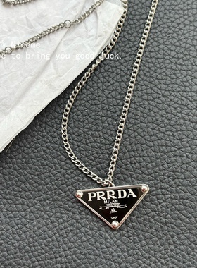 黑色三角形字母链条项链
