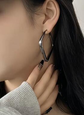 枪黑色方形圈圈银针耳环女