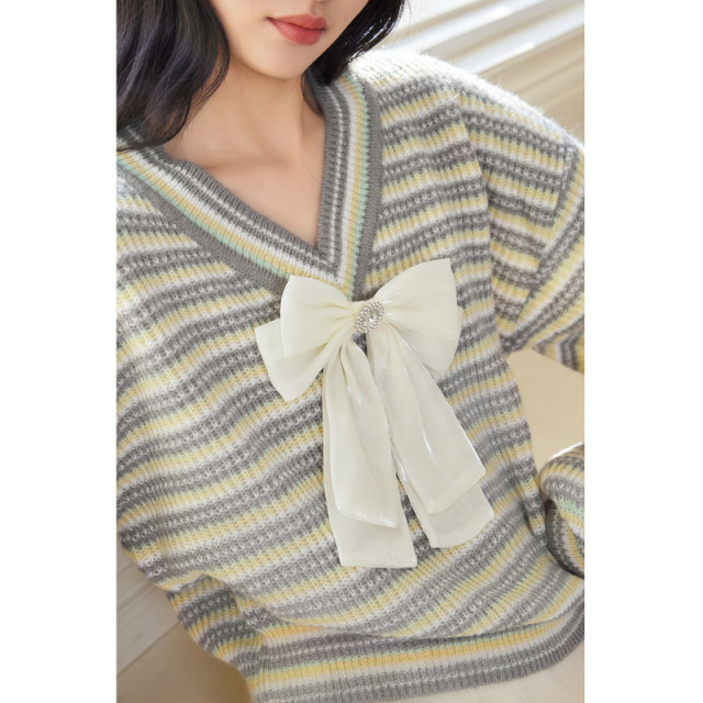 Qiushui Yiren Ole bow striped sweater women's temperament V-neck long-sleeved sweater autumn slimming outfit