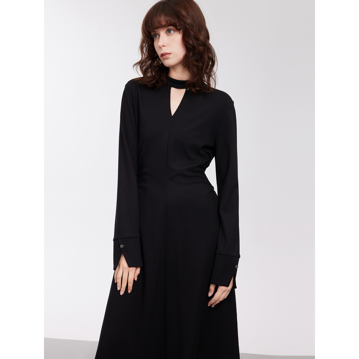 【自营】ELLE法式V领长袖连衣裙女2025春新款高级感气质纯色裙子