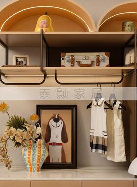 卡其色休闲风样板间儿童房衣柜层架裙子收纳箱装饰画花艺软装摆件