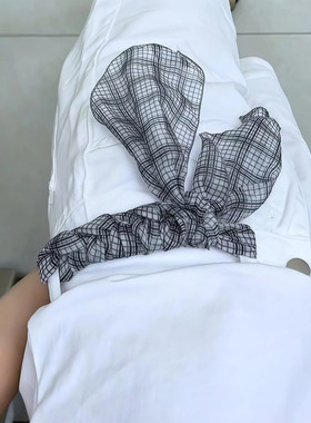 韩系穿搭灵魂配饰~黑白格小方巾