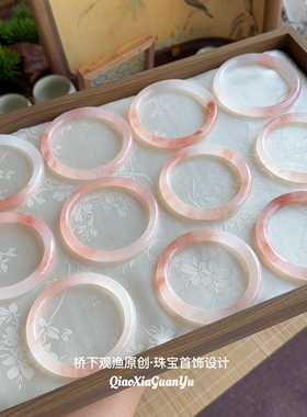 天然新疆金丝玉桃花酿玉镯子少女