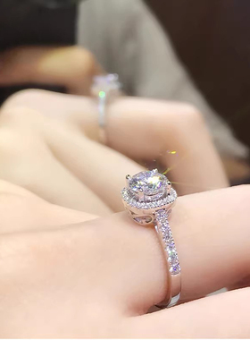 东来同款爆款小方糖超闪莫桑石戒指求婚镀银方形钻戒送女友礼物