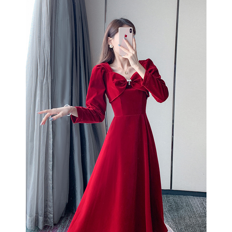 红色灯芯绒连衣裙高级感2021秋冬新款法式名媛修身礼服裙子赫本风