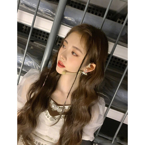 鞠婧祎同款演出服舞蹈打歌服表演服重工白色钉钻上衣羽毛短裙套装 - 图1