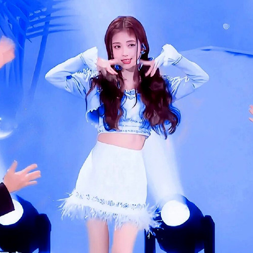 鞠婧祎同款演出服舞蹈打歌服表演服重工白色钉钻上衣羽毛短裙套装 - 图3