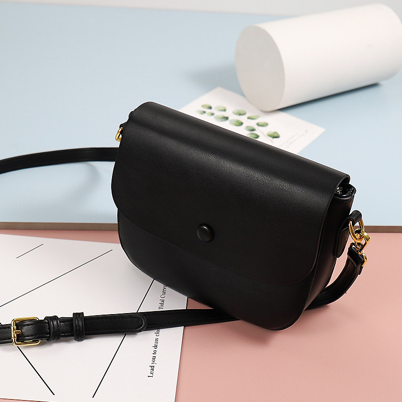 新款2022女夏高级质感小众小斜挎包 步跃伦女士包袋