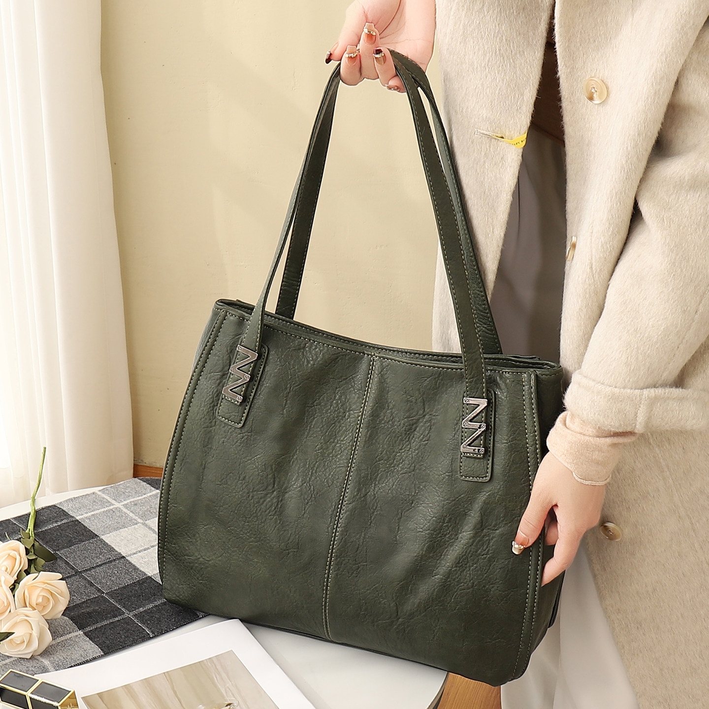 秋冬包包托特包女大容量2026新款复古牛皮水桶包休闲大包电脑包女,淘宝优惠券,粉丝福利购,淘宝优惠卷