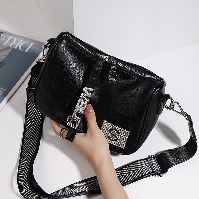 中年女款妈妈包2021新款休闲包包 步跃伦女士包袋