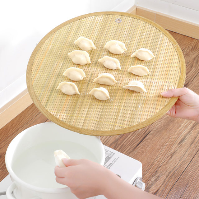 The dumpling tray cover can be hung for easy storage