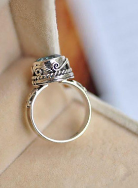 天然蓝色托帕石花纹戒指