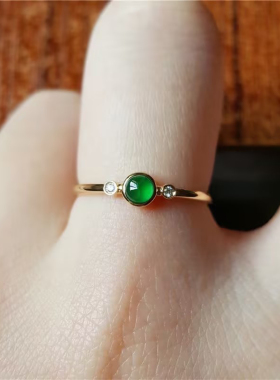 冰种阳绿起荧光蛋面玉髓戒指