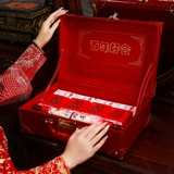 Свадебная коробка невесты со свадебной коробкой в ​​центре города