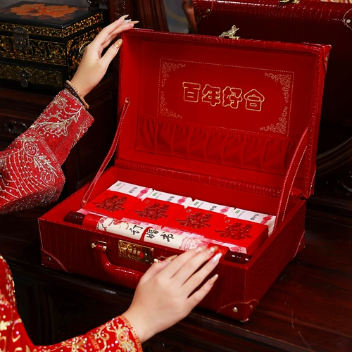 Свадебная коробка невесты со свадебной коробкой в ​​центре города