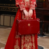 Свадебная коробка невесты со свадебной коробкой в ​​центре города