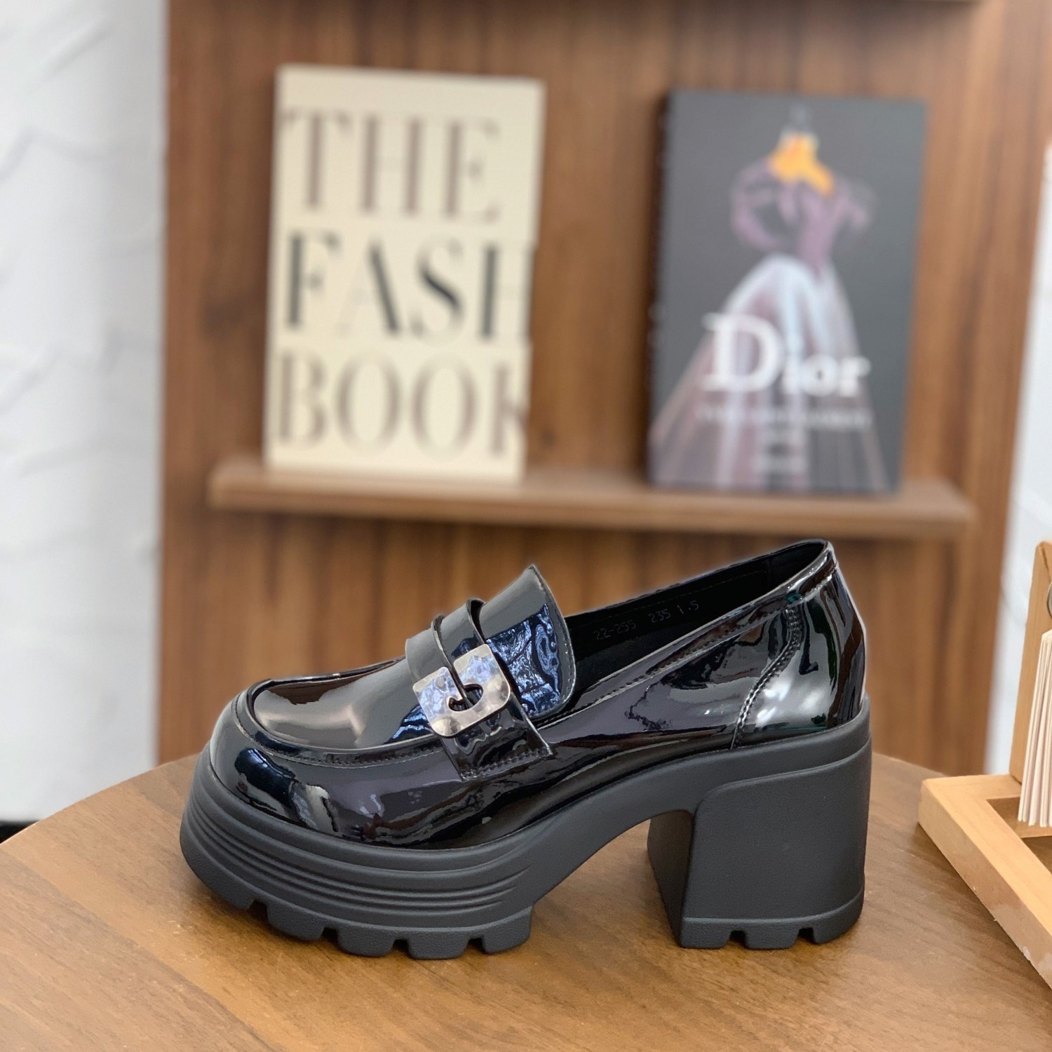 英伦风方头漆皮百搭小皮鞋女2025秋季新款松糕一脚蹬乐福鞋女单鞋,淘宝优惠券,粉丝福利购,淘宝优惠卷