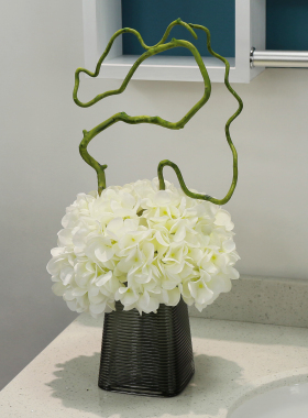 样板间浴室柜摆放瓶罐牙刷摆设