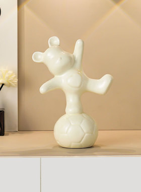 北欧ins踢球熊装饰摆件