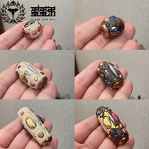 Egg-egg buddies Thai Buddhist dragon lady Somme touches the hand chain clay pearl