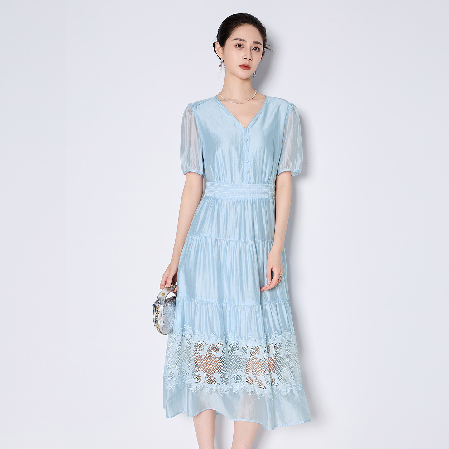 马天奴女装春秋款杏色镂空绣花连衣裙V领收腰泡泡袖气质法式裙子