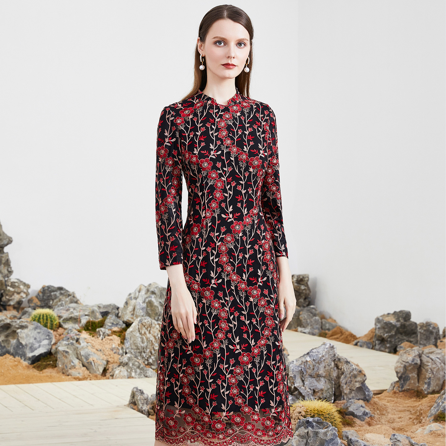 马天奴2025秋冬新款黑底红色小立领刺绣连衣裙子收腰气质时尚女装 - 图0