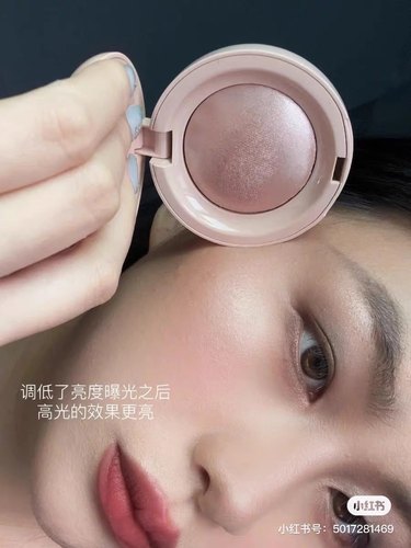 【试色】Rare Beauty赛琳娜丝滑高光Enlighten Mesmerize试色小样 - 图1