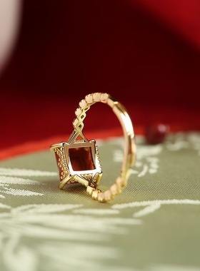 新款小方糖树莓红锆石戒指女镀黄