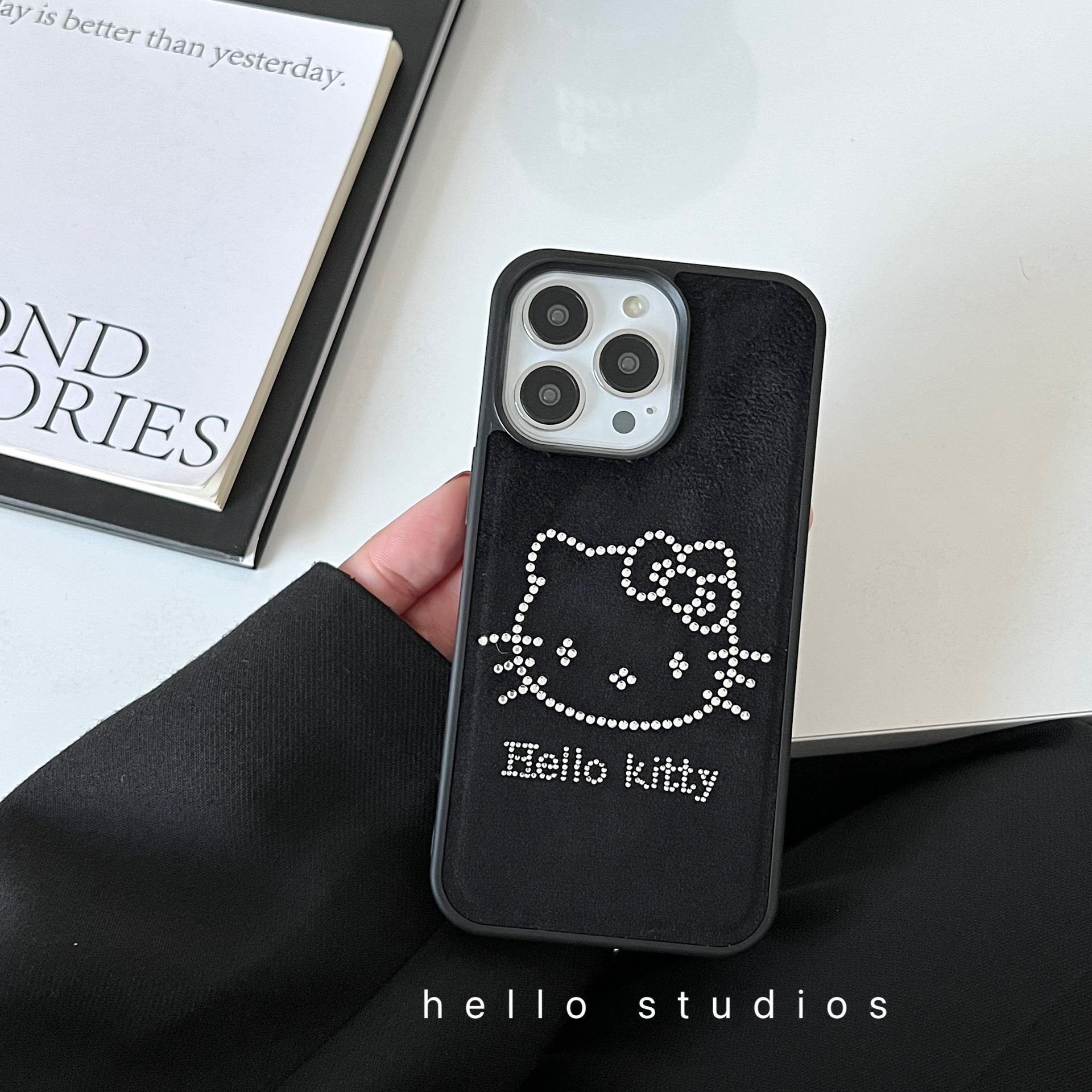 hello studios甜酷秋冬毛绒水钻kitty手机壳适用12苹果14promax新款iPhone15proMax全包13PRO硬12 - 图1