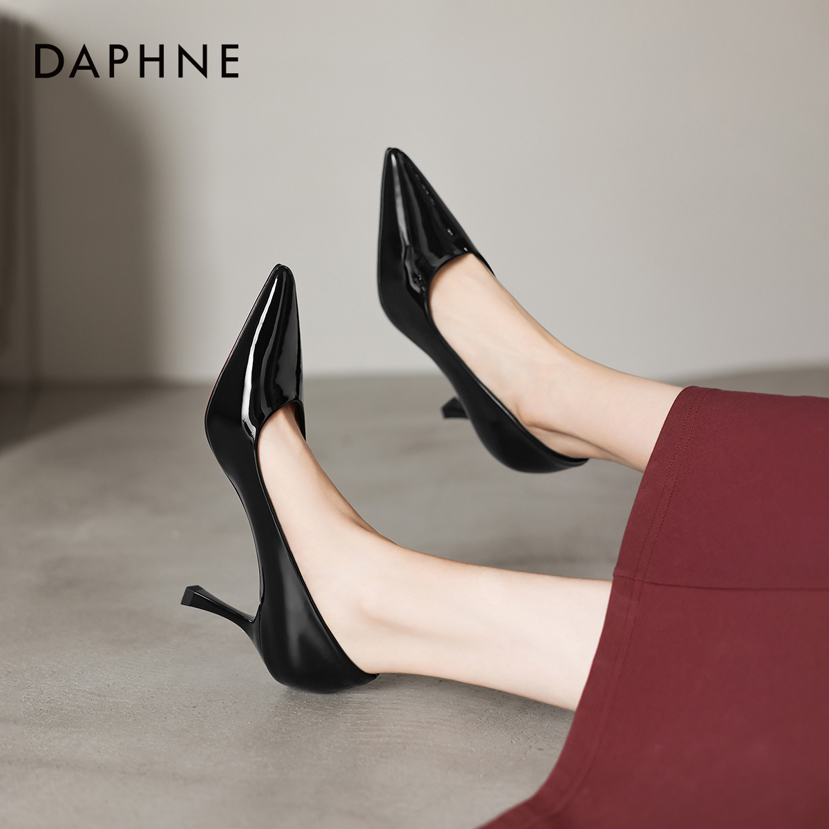 达芙妮细跟红底高跟鞋女款2025秋冬新款法式不累脚单鞋黑色小皮鞋 - 图0