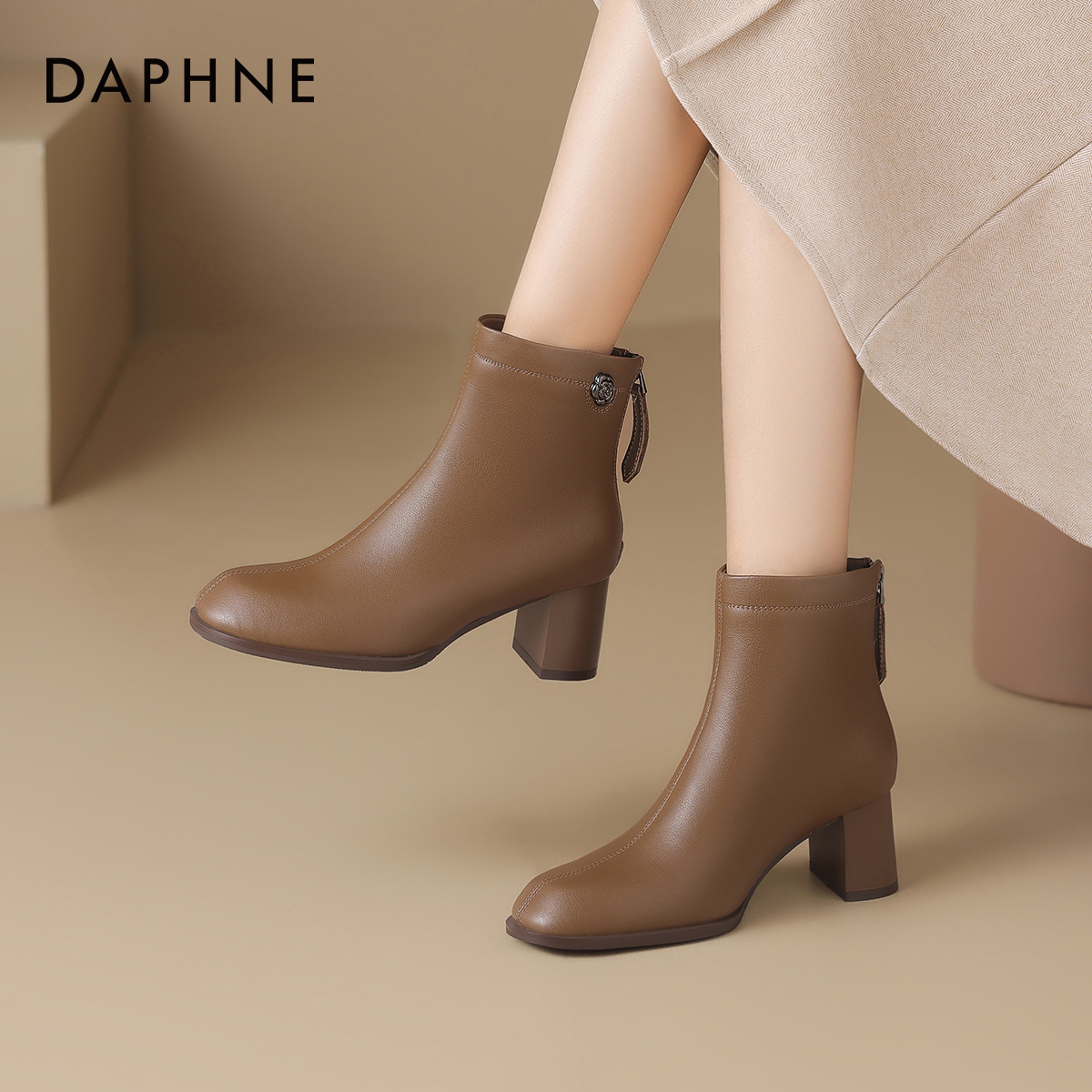 达芙妮新款小短靴2025秋冬季女靴子马丁皮靴黑色骑士女款瘦瘦粗跟