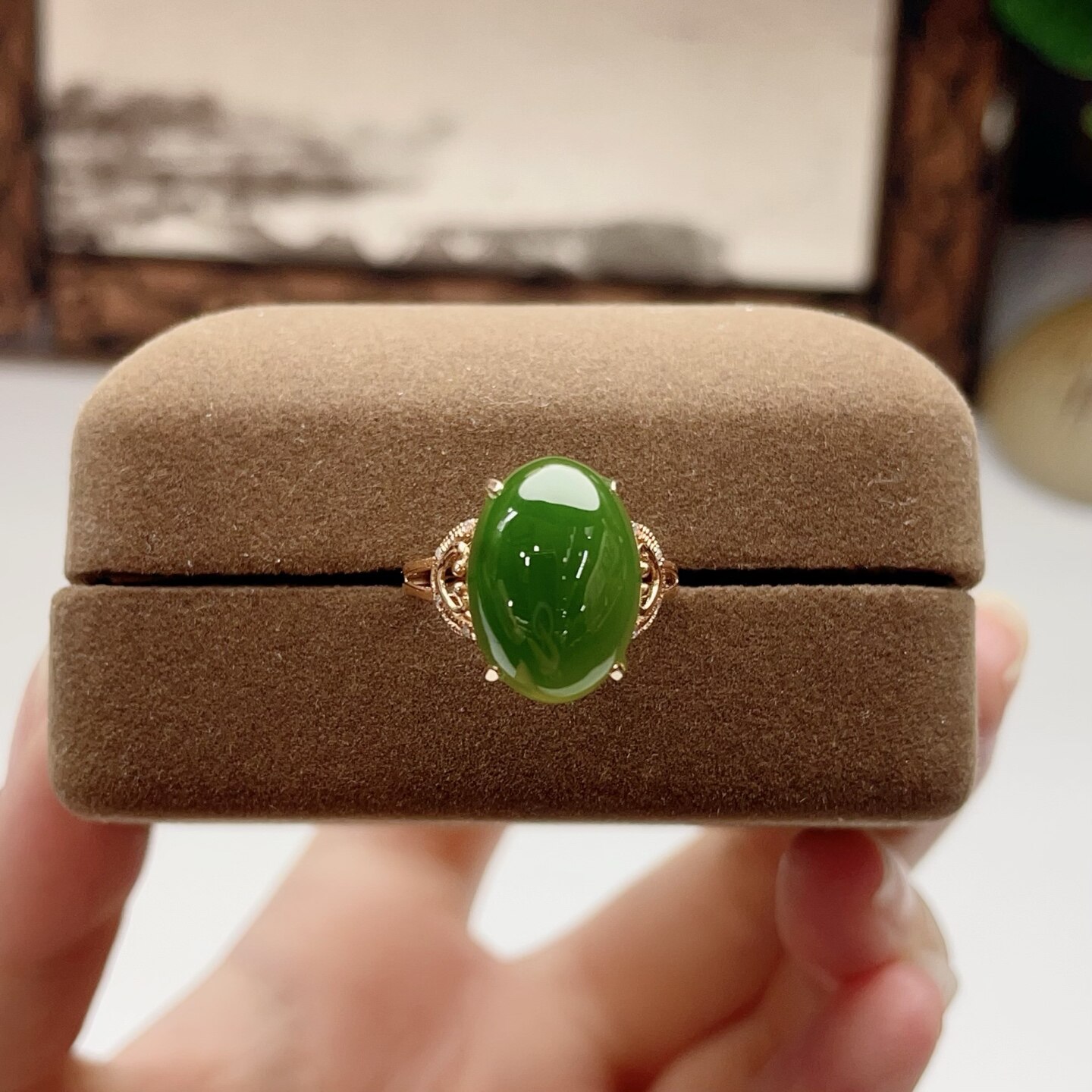 Jasper K gold cabochon ring, 18K gold and exquisitely inlaid with South African real diamonds, spinach green color