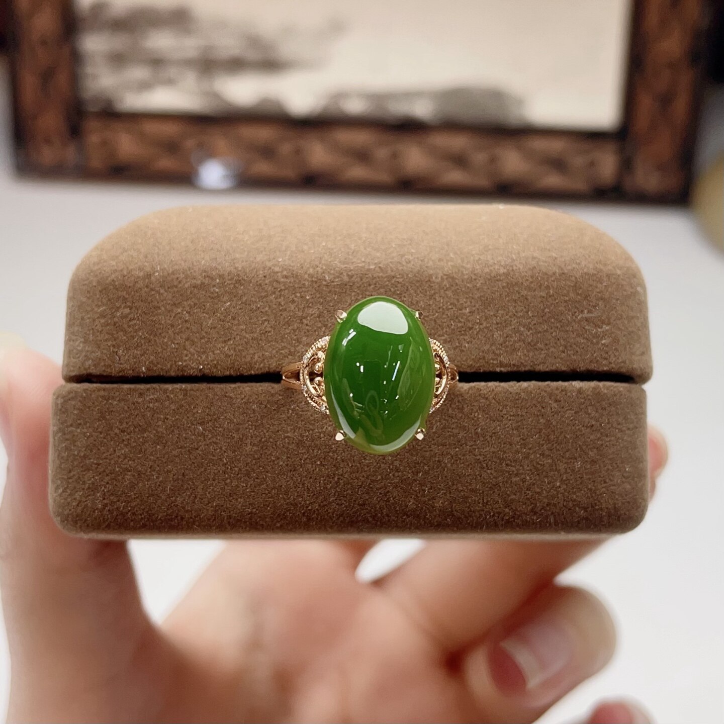 Jasper K gold cabochon ring, 18K gold and exquisitely inlaid with South African real diamonds, spinach green color