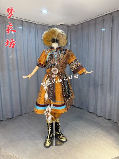 Paillettenbesetztes ethnisches Mariaso-Ewenki-Kostüm für Jungen