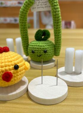 手工毛线钩织玩偶通用底座搞怪能量土豆黄瓜支架摆件工字钉大卡片