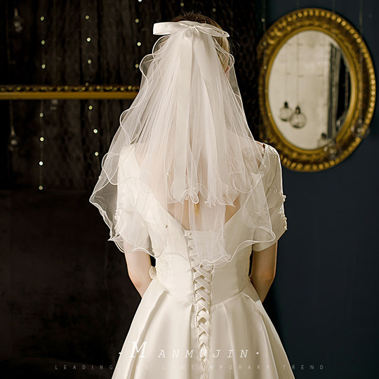 Короткий головной убор из белого жемчуга для регистрации и фотосъемки.