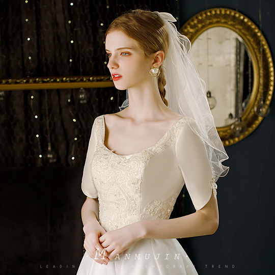 Короткий головной убор из белого жемчуга для регистрации и фотосъемки.