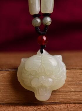 天然白玉虎头玉石虎年吊