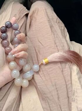 紫罗兰手持金丝玉盘玩汉