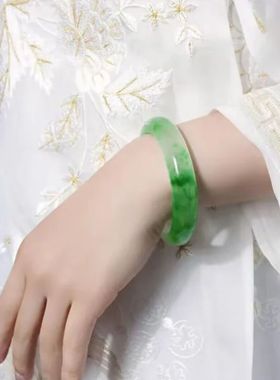 晴水阳绿飘花玉手镯美人玉镯子