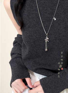 银色拼接小马项链配毛线衣