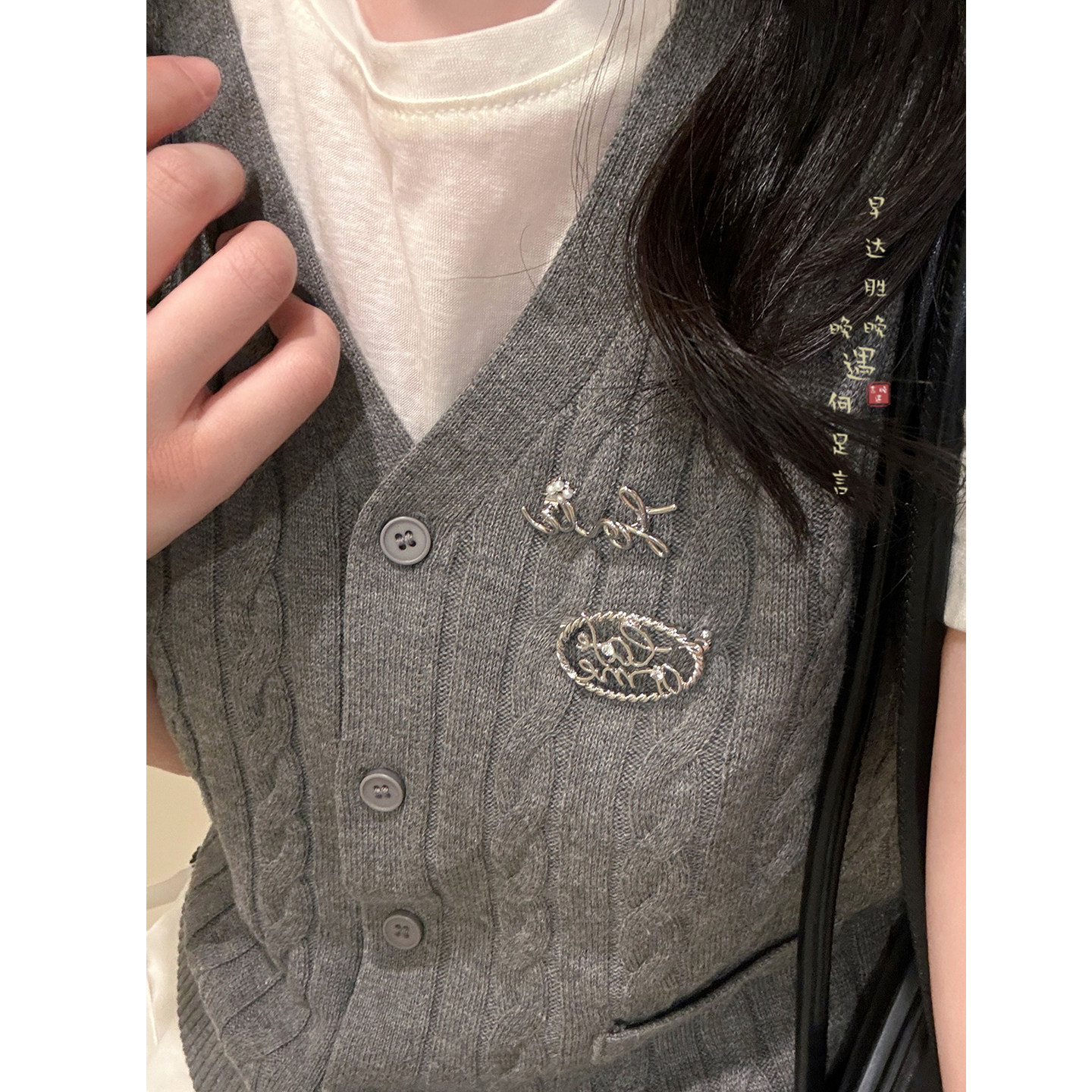 银色爱心字母胸针女款设计感小众搭配毛衣大衣别针高级感轻奢配饰,淘宝优惠券,粉丝福利购,淘宝优惠卷